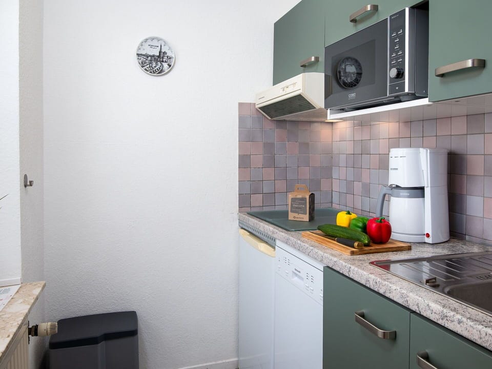 Kitchen Appliance, Kitchen, Major Appliance, Interior Design, Countertop, Home Appliance, Kitchen Stove, Plumbing Fixture, Stove, Flooring