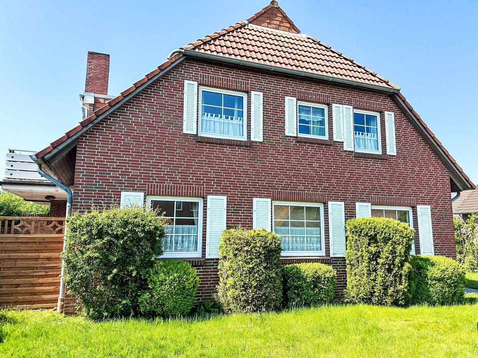 Sky, Plant, Cloud, Building, Window, Tree, Natural Landscape, Land Lot, House, Cottage