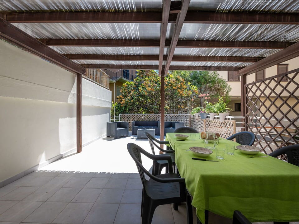 Plant, Property, Furniture, Table, Chair, Shade, Interior Design, Houseplant, Real Estate, Building