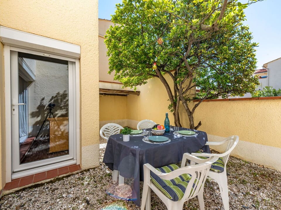 Table, Furniture, Building, Plant, Azure, Chair, Tree, Neighbourhood, Tablecloth, Wood