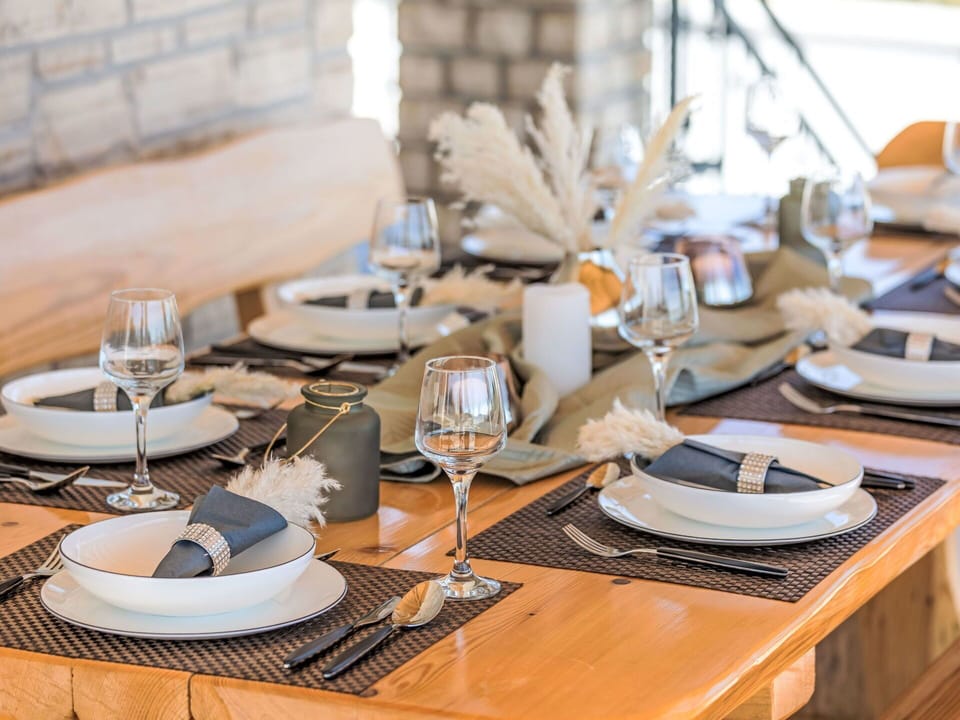 Table, Tableware, Furniture, Dishware, Drinkware, Stemware, Tablecloth, Textile, Plate