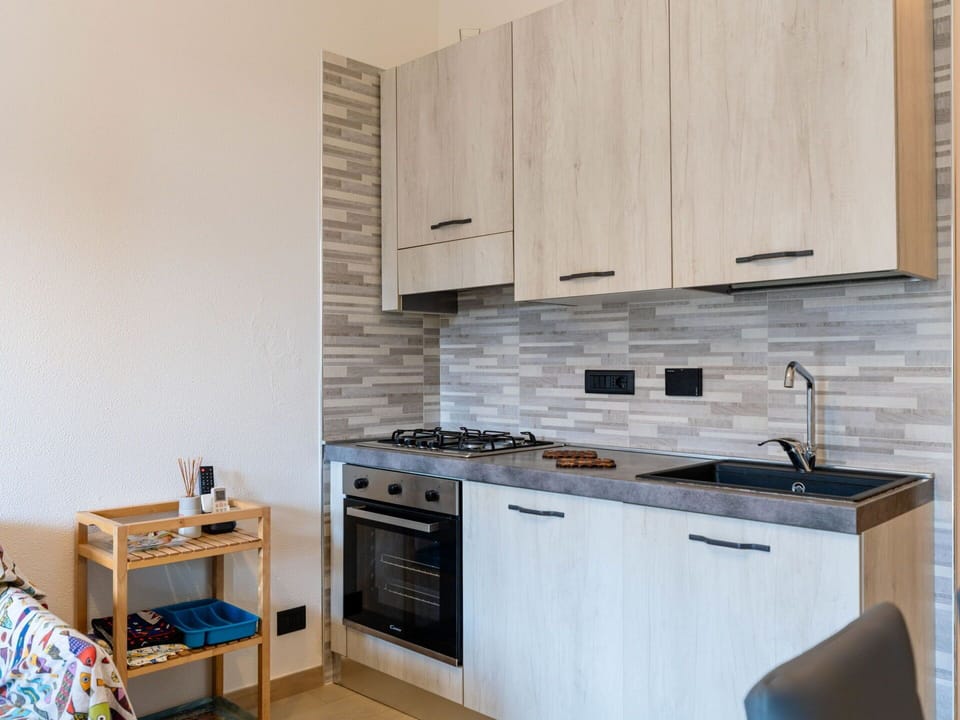 Flooring, Kitchen, Wood, Countertop, Interior Design, Major Appliance, Floor, Kitchen Appliance, Cabinetry, Furniture