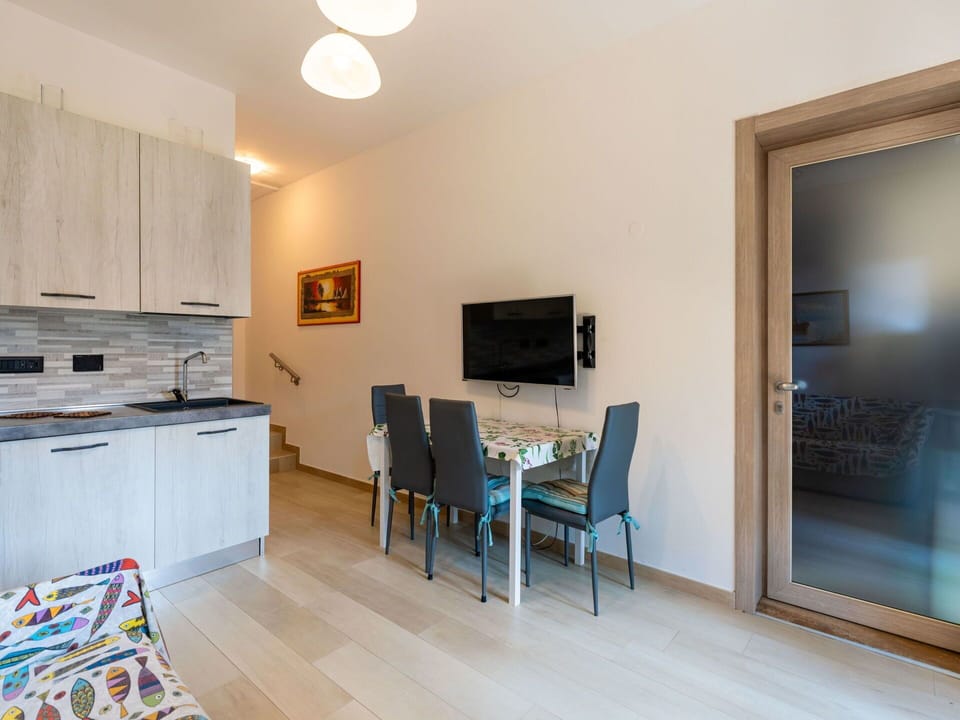 Flooring, Floor, Interior Design, Wood, Furniture, Room, Ceiling, Wood Flooring, Apartment, Living Room