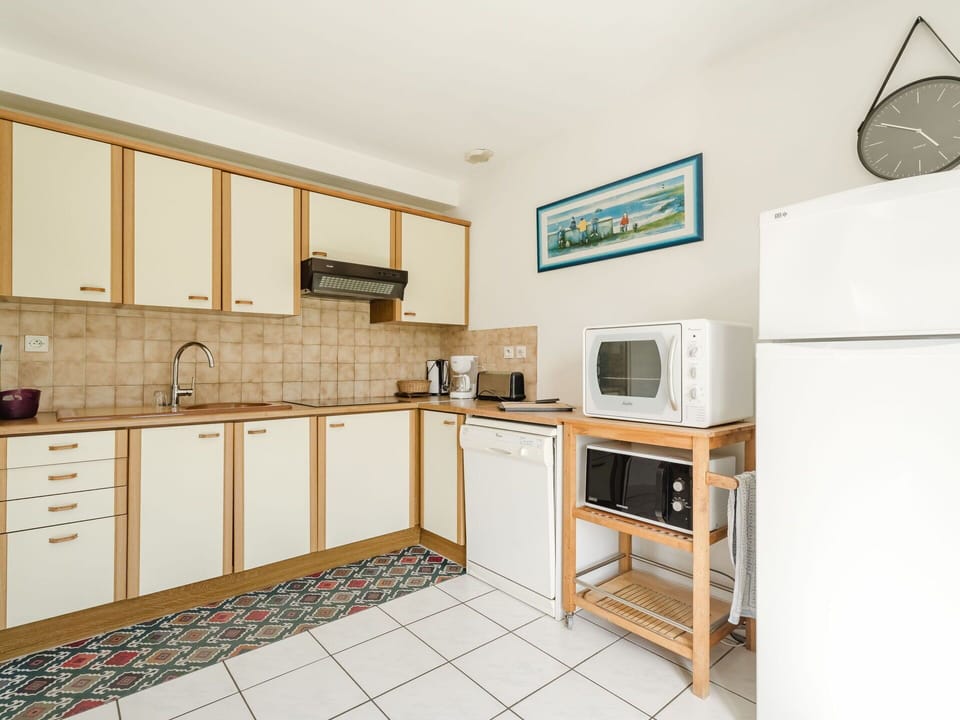 Cabinetry, Countertop, Property, Furniture, Building, Kitchen Stove, Kitchen, Sink, Kitchen Appliance, Wood