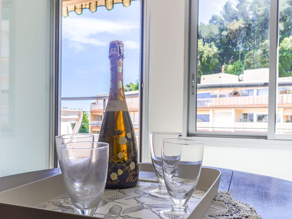 Table, Tableware, Drinkware, Stemware, Azure, Dishware, Barware, Interior Design, Lighting, Window