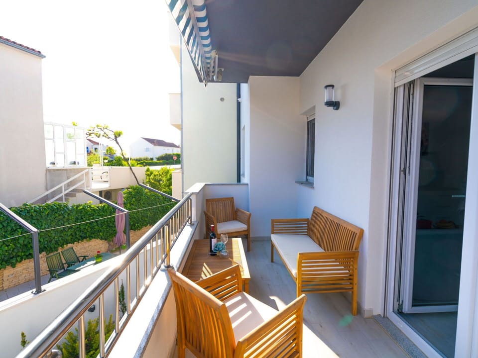 Building, Wood, Shade, Condominium, Residential Area, Floor, Sky, Urban Design, Roof, Window