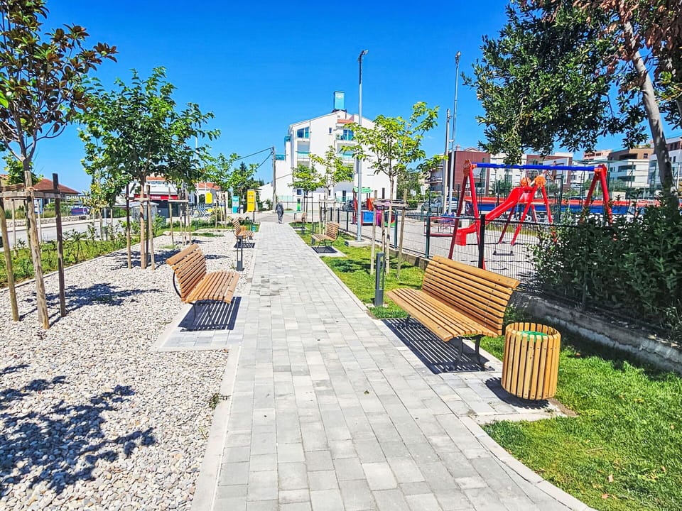 Sky, Plant, Building, Road Surface, Infrastructure, Tree, Urban Design, Street Light, Asphalt, Neighbourhood