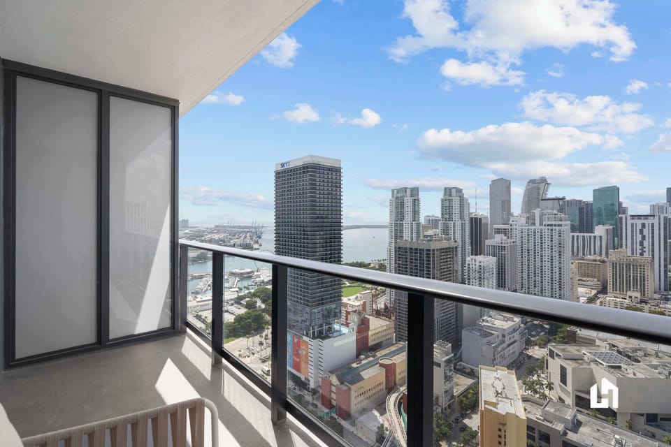 Your private balcony with stunning Downtown Miami city & water views.
