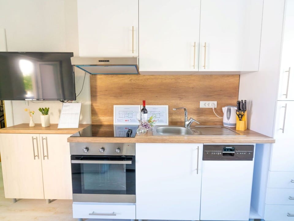 Cabinetry, Countertop, Kitchen Sink, Tap, Sink, Kitchen Stove, Kitchen Appliance, Wood, Building, Kitchen