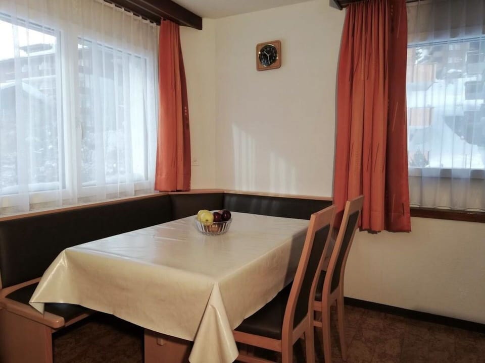 Table, Furniture, Property, Window, Curtain, Chair, Wood, Textile, Interior Design, Building