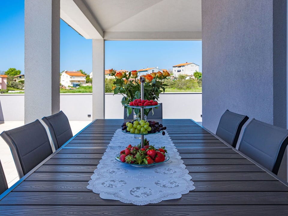 Flower, Table, Property, Flowerpot, Building, Plant, Tableware, Azure, Vase, Interior Design