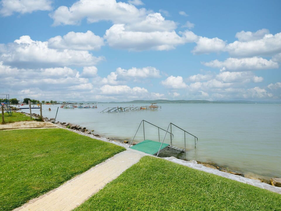 Body Of Water, Waterway, Summer, Bank, Coastal And Oceanic Landforms, Coast, Cloud, Sea, Shore, Lake