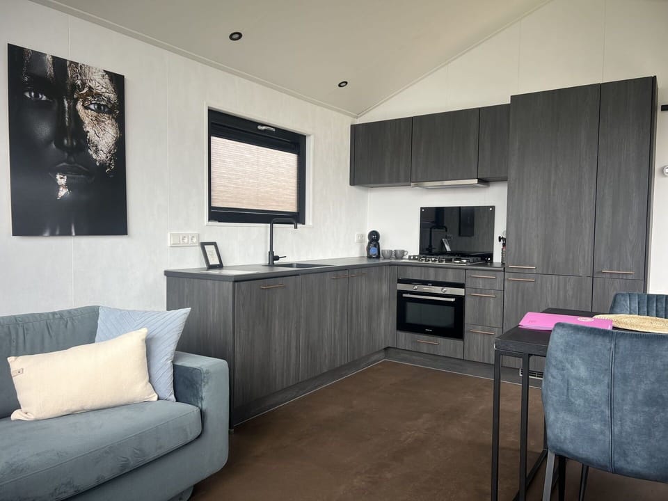 Cabinetry, Furniture, Property, Building, Interior Design, Countertop, Television, Floor, Flooring