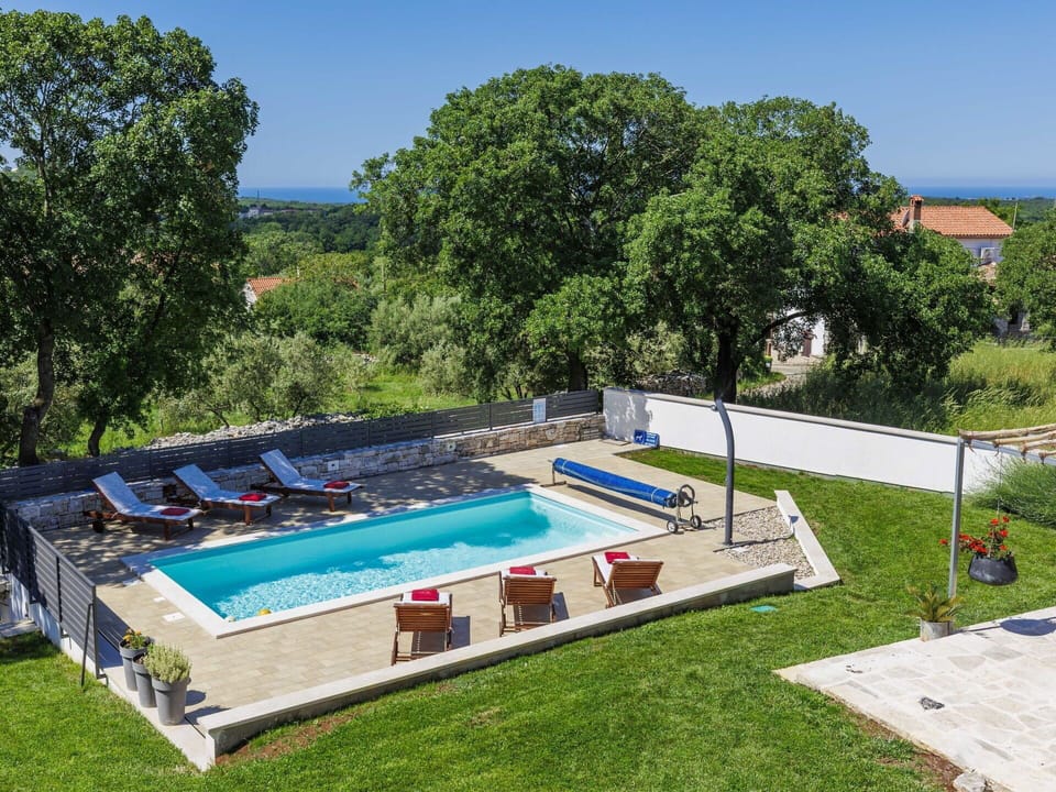 Plant, Sky, Tree, Shade, Outdoor Furniture, Urban Design, Grass, Leisure, Swimming Pool, Landscape