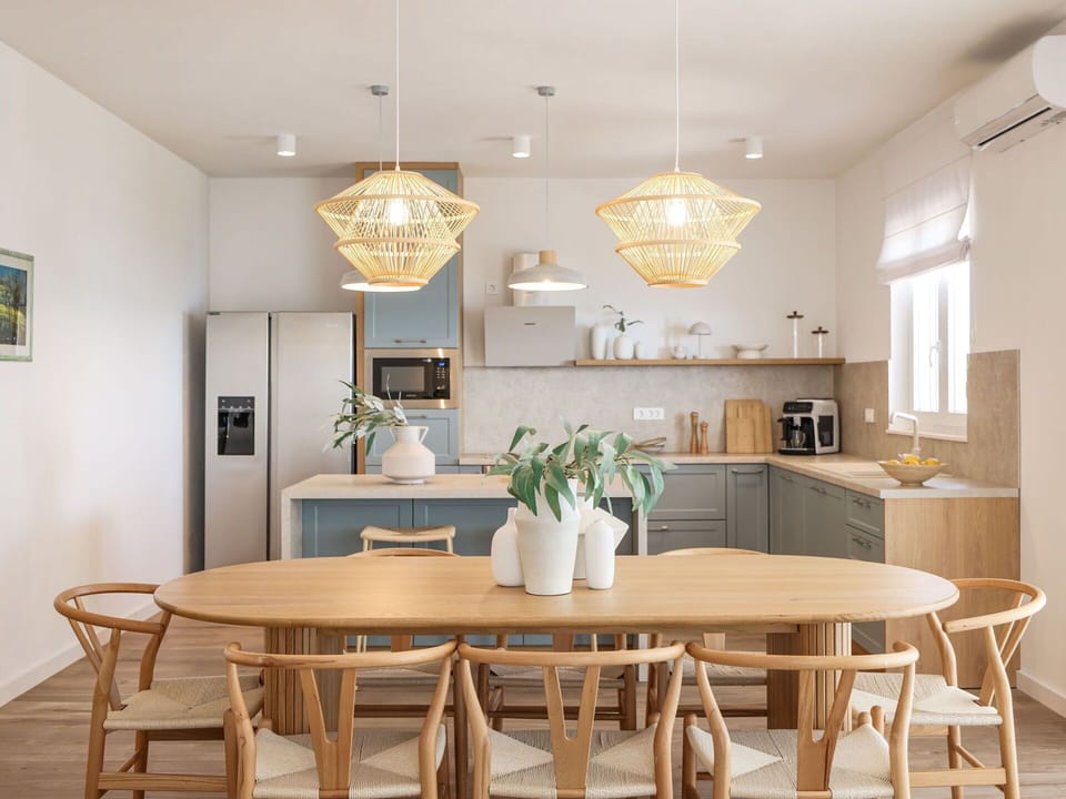 Table, Furniture, Property, Plant, Wood, Houseplant, Chair, Interior Design, Lighting, Flooring