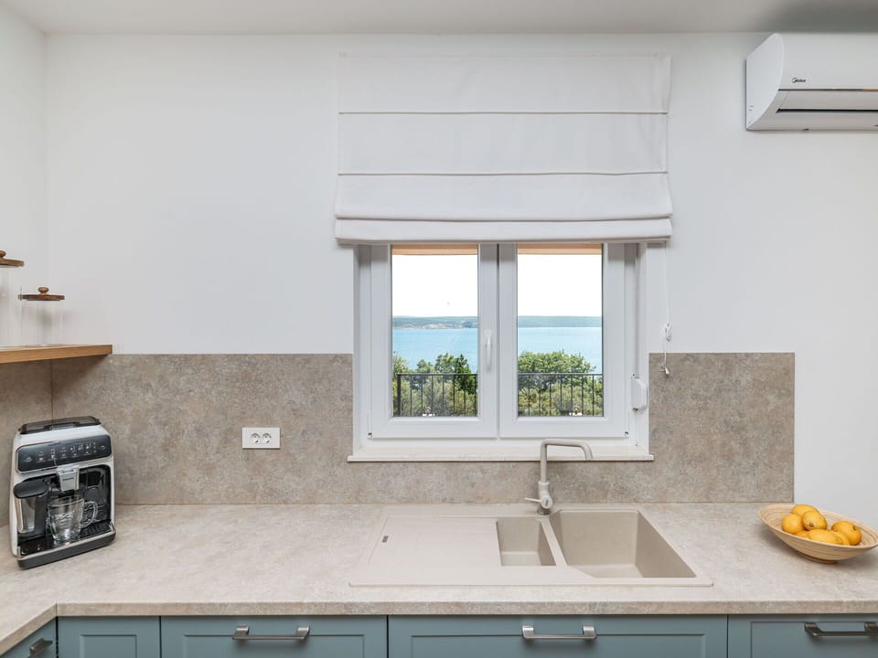 Kitchen Sink, Tap, Sink, Property, Window, Countertop, Cabinetry, Building, Plumbing Fixture, Kitchen