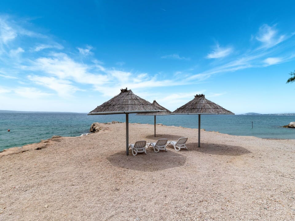 Water, Cloud, Sky, Blue, Shade, Coastal And Oceanic Landforms, Beach, Tree, Horizon, Leisure