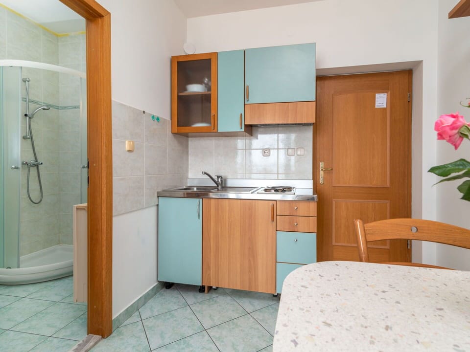 Cabinetry, Property, Countertop, Building, Sink, Interior Design, Lighting, Drawer, Plant, Wall
