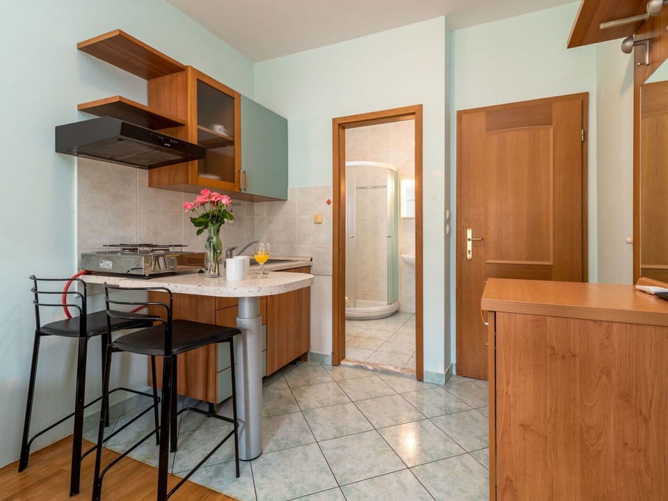 Cabinetry, Property, Furniture, Countertop, Flower, Table, Wood, Interior Design, Building, Kitchen