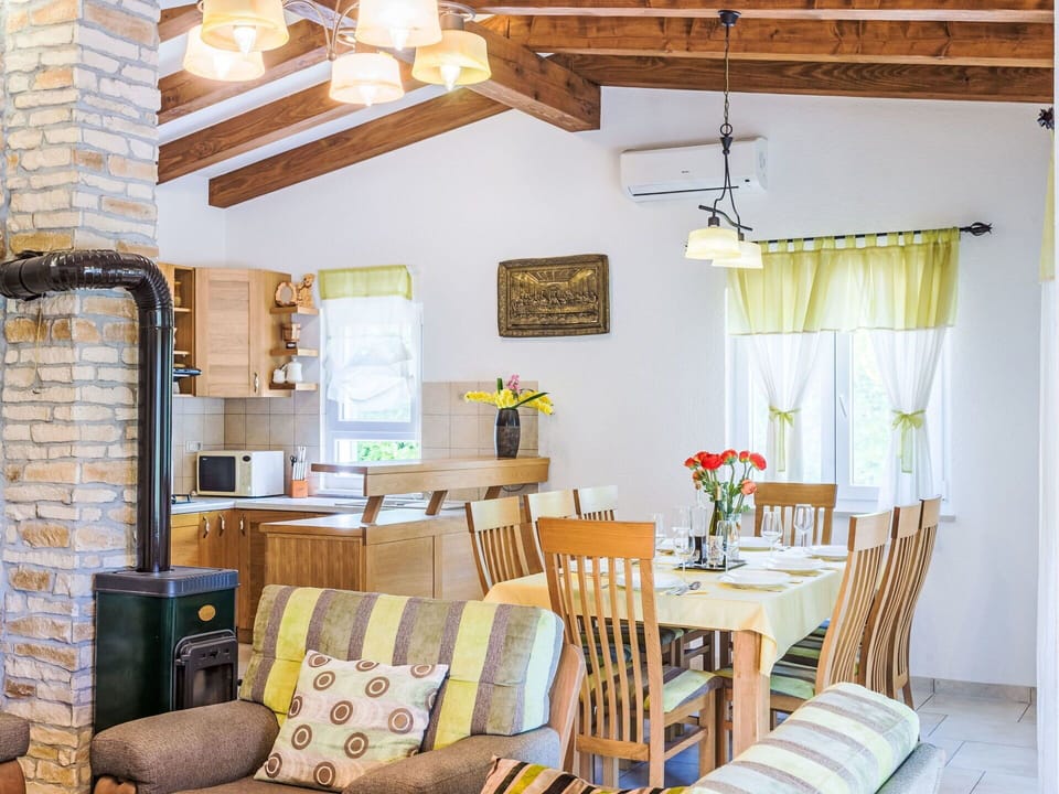 Property, Table, Furniture, Plant, Lighting, Flower, Wood, Interior Design, Decoration, Floor