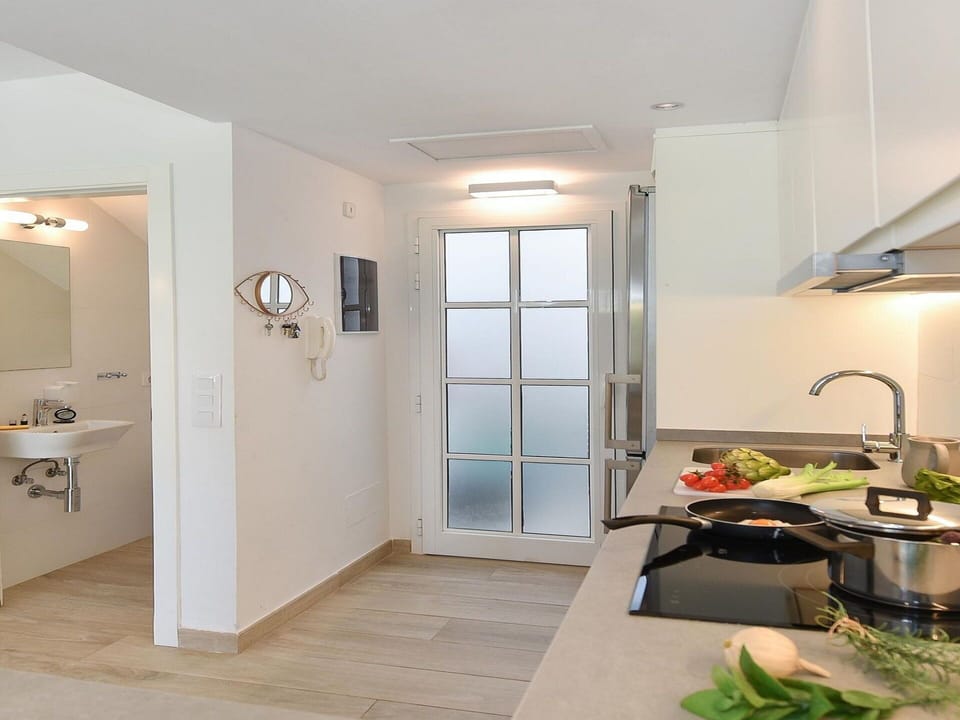 Property, Building, Door, Wood, Cabinetry, Interior Design, Flooring, Floor, Wall
