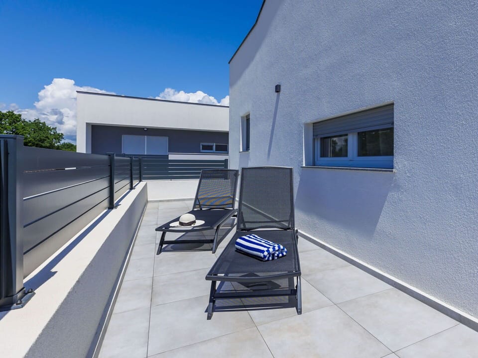 Building, Window, Sky, Cloud, Shade, Interior Design, House, Floor, Automotive Exterior, Urban Design
