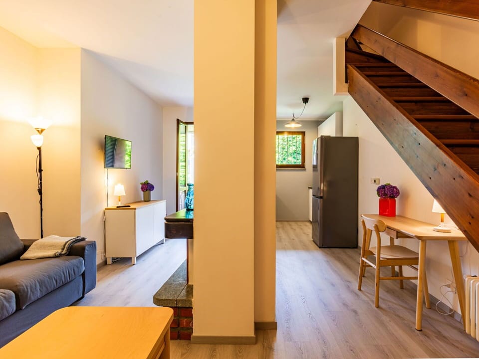 Table, Furniture, Wood, Interior Design, Comfort, Houseplant, Lamp, Flooring, Floor, Living Room