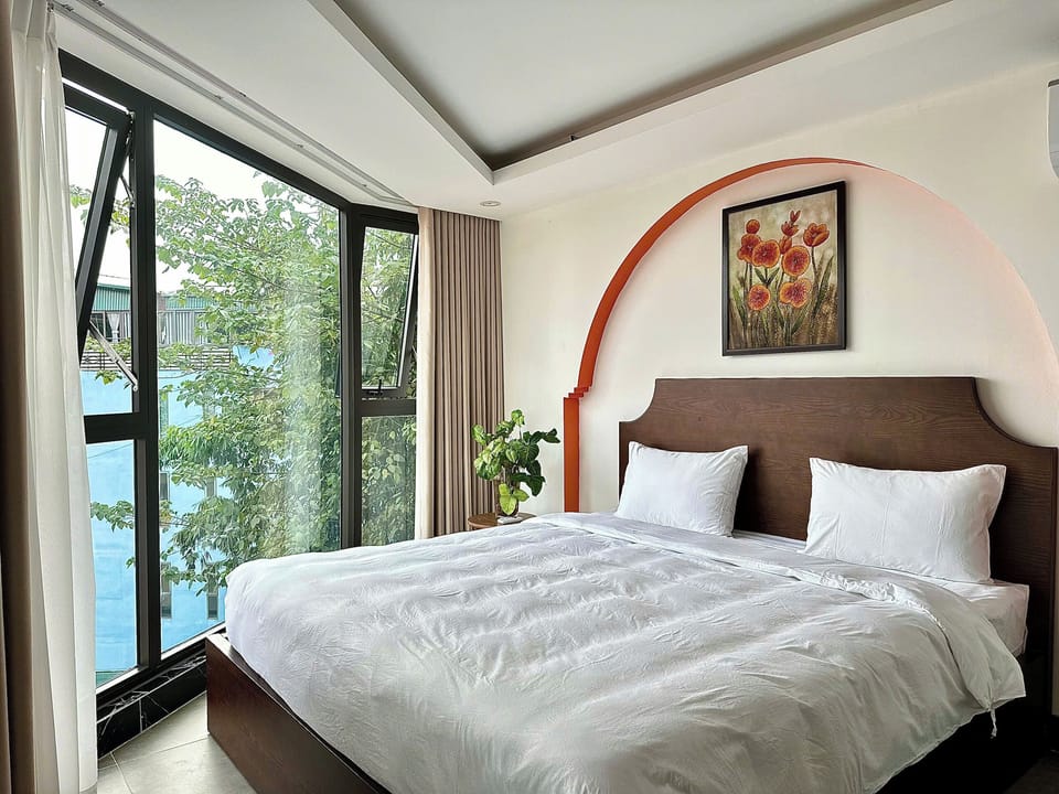 Minibar, laptop workspace, blackout drapes, soundproofing