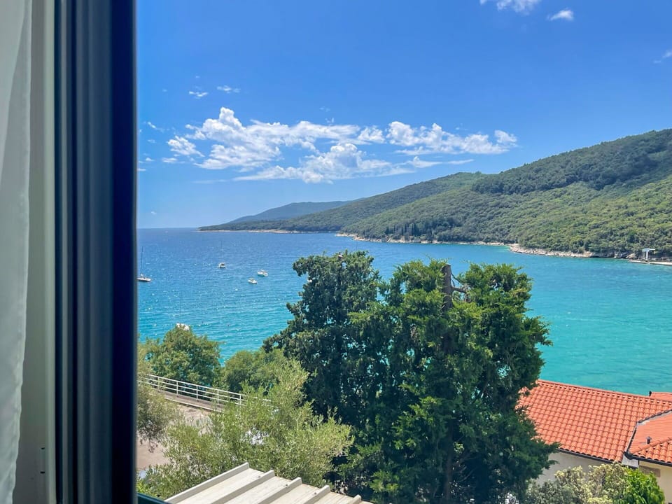 Water, Cloud, Sky, Daytime, Blue, Azure, Mountain, Coastal And Oceanic Landforms, Body Of Water, Lake