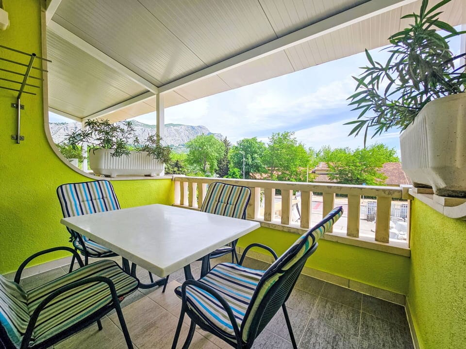Table, Furniture, Property, Chair, Green, Building, Plant, Shade, Interior Design, Wood
