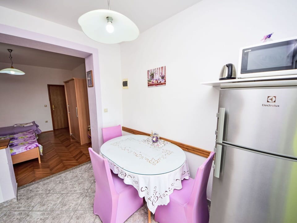 Property, Furniture, Purple, Building, Table, Floor, Kitchen Appliance, Flooring, Real Estate, Tablecloth