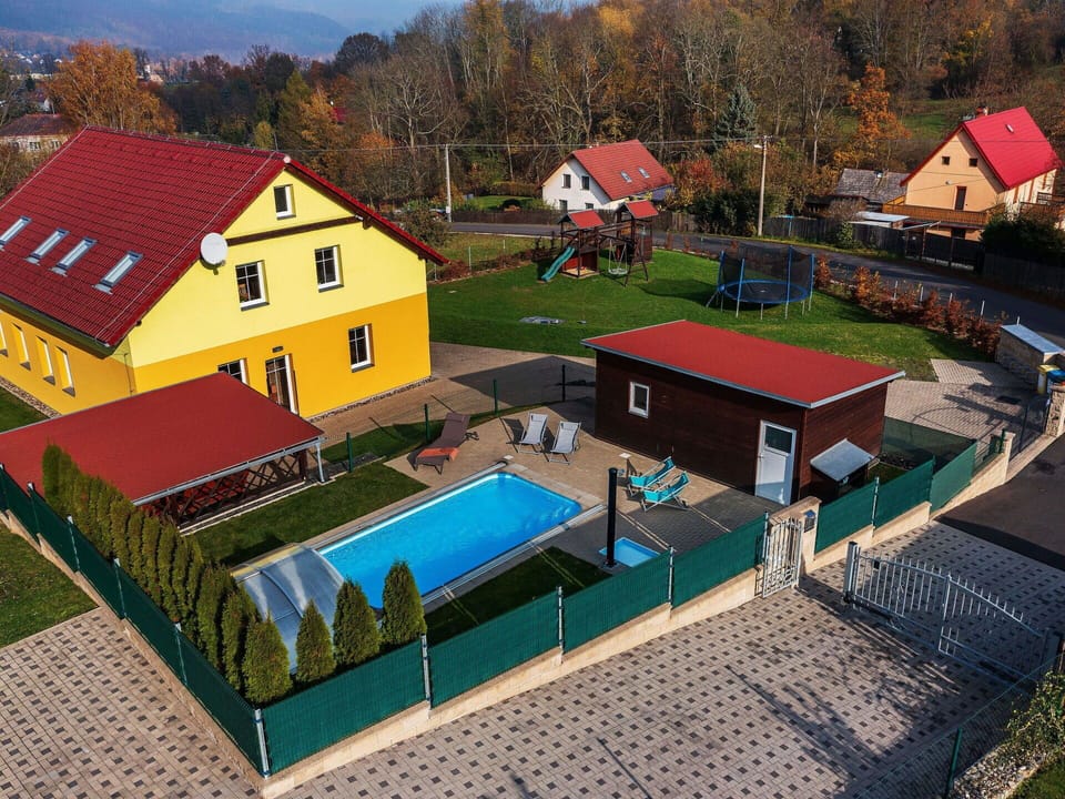Building, Window, House, Plant, Tree, Neighbourhood, Urban Design, Grass, Swimming Pool, Sky