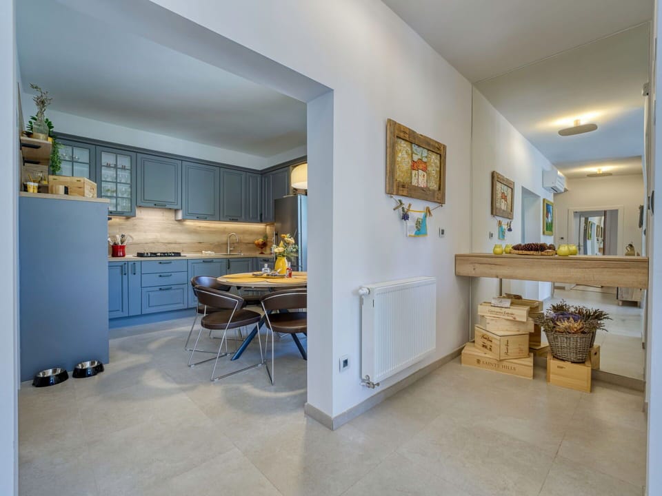 Furniture, Property, Building, Table, Chair, Wood, Kitchen, Flooring, Houseplant, Floor