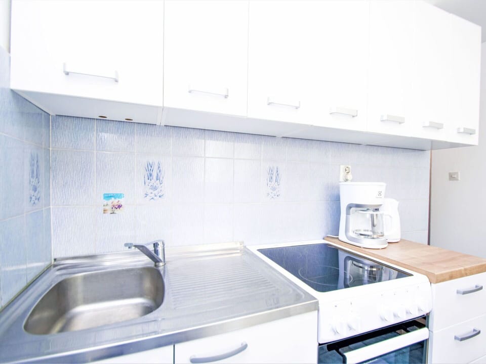 Kitchen Sink, Tap, Property, Cabinetry, Sink, Countertop, Plumbing Fixture, Kitchen, Interior Design, Kitchen Appliance