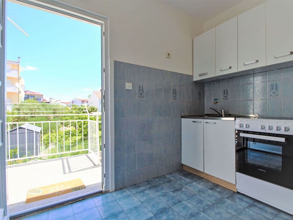 Property, Cabinetry, Countertop, Building, Kitchen Stove, Plant, Kitchen Sink, Tap, Kitchen Appliance, Sink