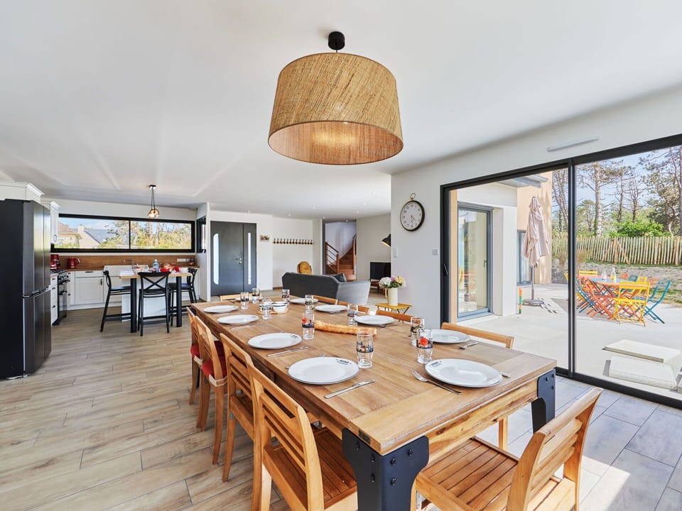 Table, Furniture, Property, Chair, Wood, Interior Design, Window, Kitchen & Dining Room Table, Plant, Picture Frame