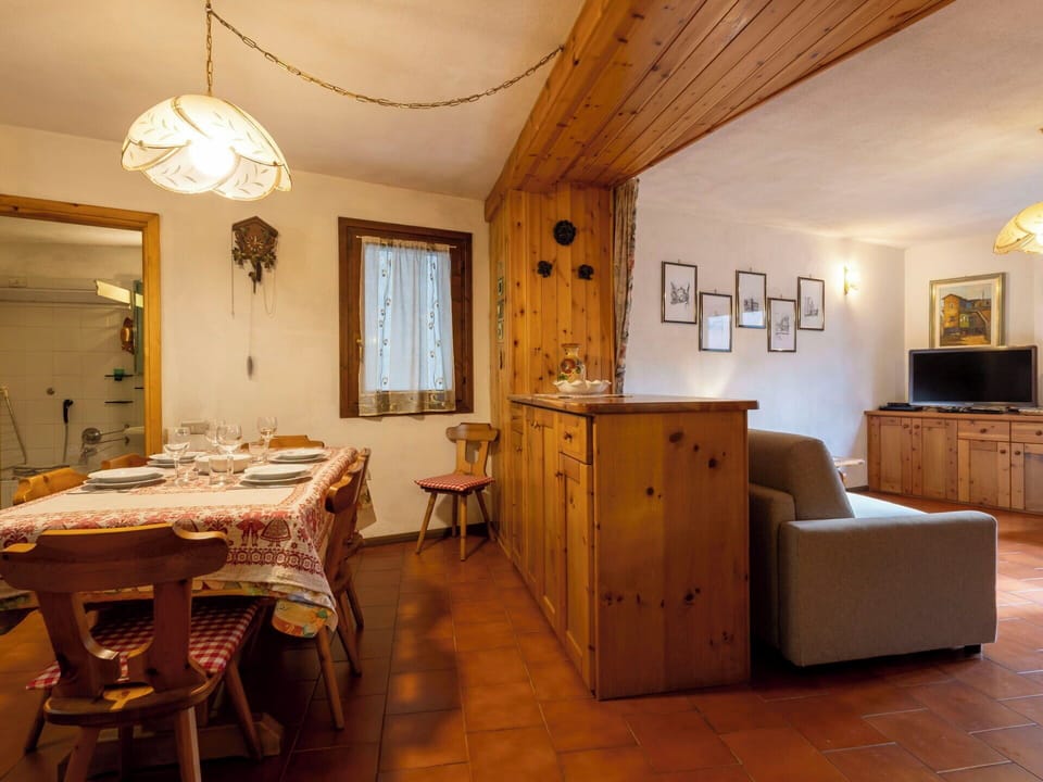 Wall, Interior Design, Wood, Furniture, Ceiling, Flooring, Room, Brown, Home, Floor