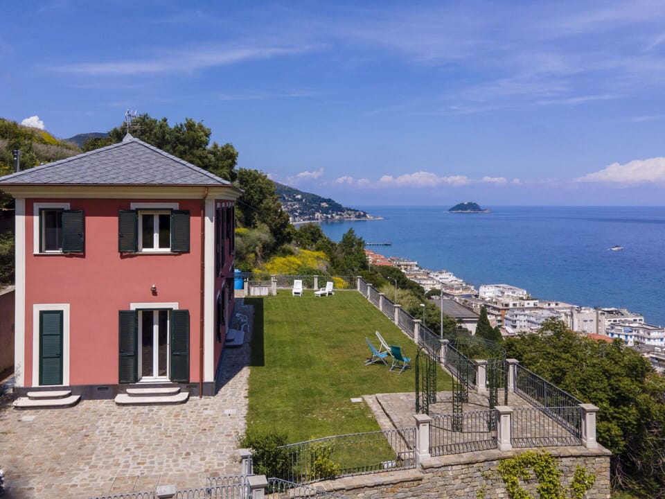 Sky, Water, Cloud, Building, Plant, Window, Street Light, Coastal And Oceanic Landforms, House, Tree