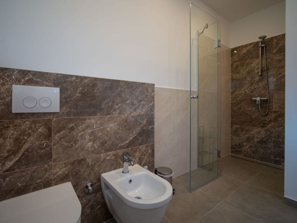 Brown, Plumbing Fixture, Tap, Building, Bathroom, Sink, Wood, House