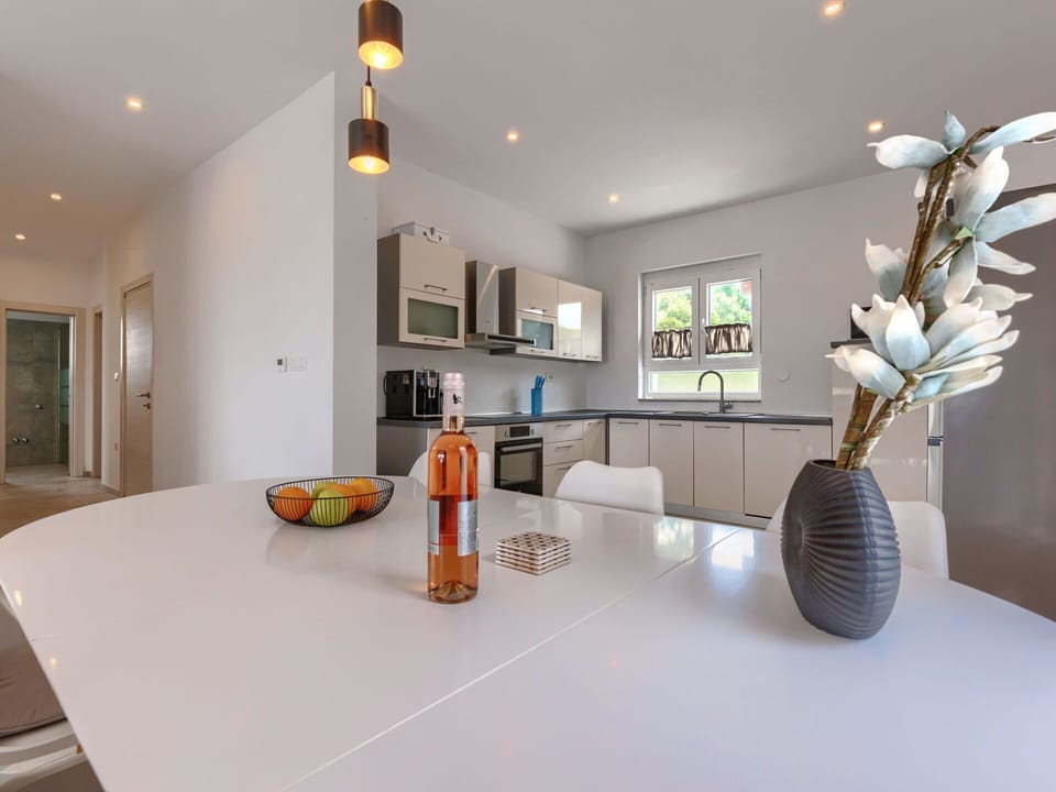 Table, Property, Furniture, Plant, Lighting, Wood, Interior Design, Architecture, Living Room, Floor
