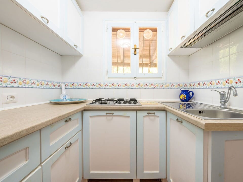 Cabinetry, Countertop, Property, Building, Tap, Furniture, Kitchen Sink, Kitchen, Sink, Wood