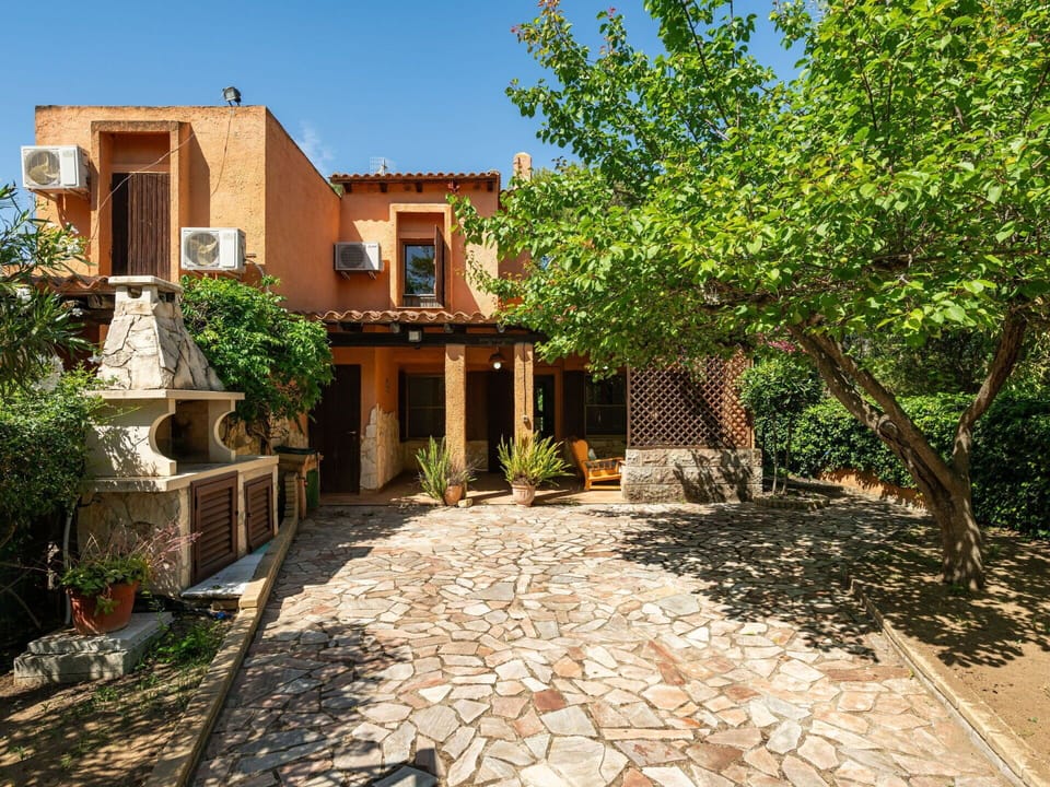 Plant, Property, Building, Sky, Window, Land Lot, Road Surface, Tree, Residential Area, Real Estate