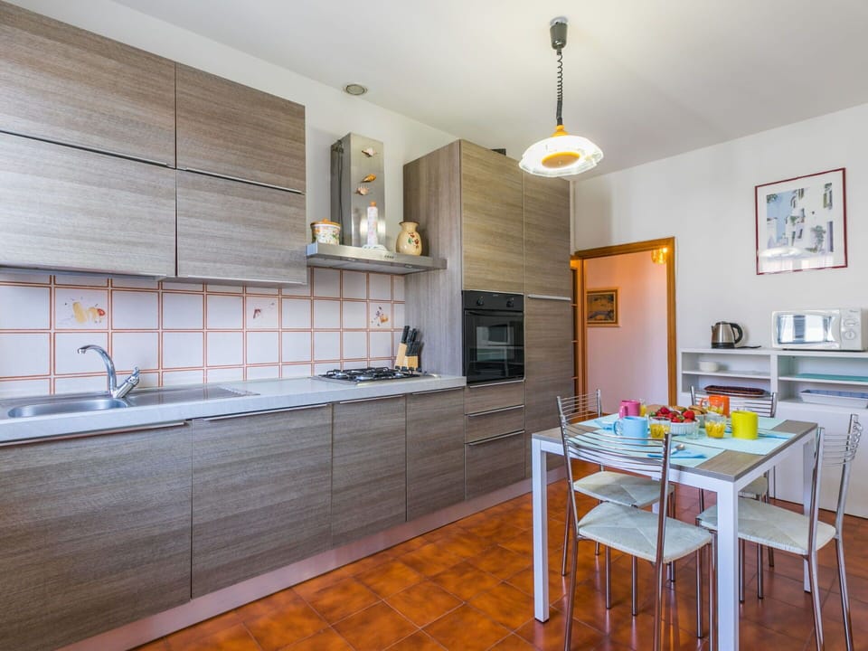 Table, Furniture, Sky, Plant, Property, Building, Tableware, Chair, Outdoor Table, Outdoor Furniture