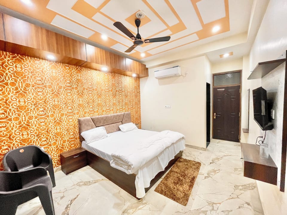 Soundproofing, free WiFi, bed sheets