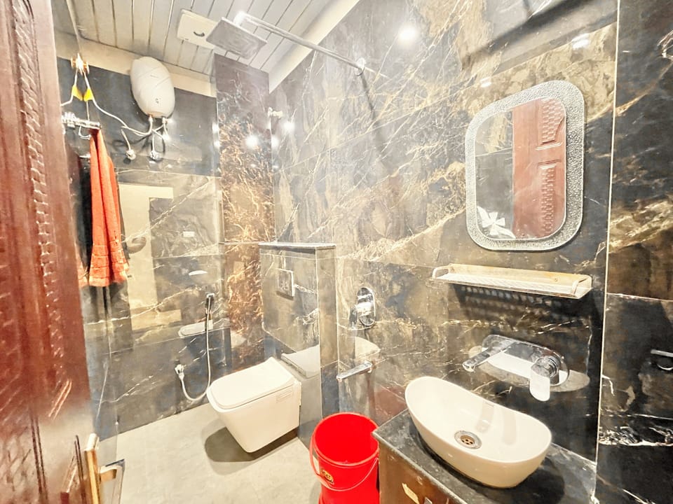 Deluxe Triple Room | Bathroom | Shower, rainfall showerhead, towels, soap