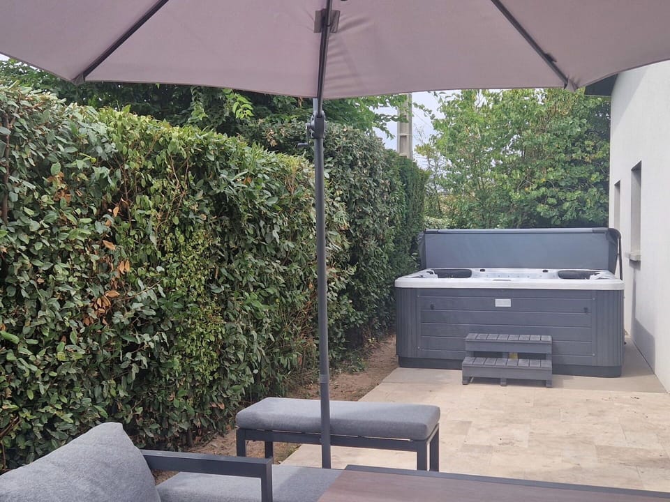 Outdoor Furniture, Umbrella, Garden, Furniture, Flowerpot, Backyard, Shade, Patio, Houseplant, Landscaping