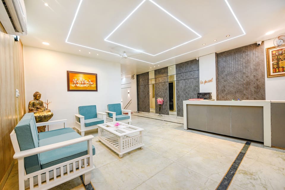 FabExpress Galaxy II Hotel in Noida