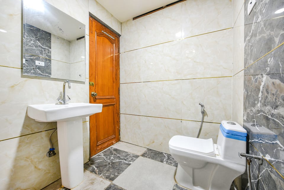 Shower, rainfall showerhead, free toiletries, towels