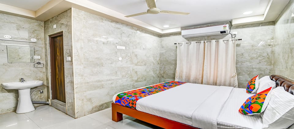 Egyptian cotton sheets, premium bedding, in-room safe, WiFi (free)