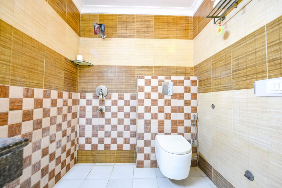 Shower, rainfall showerhead, free toiletries, towels